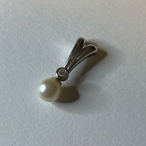 14k White gold Diamond and Pearl Pendant